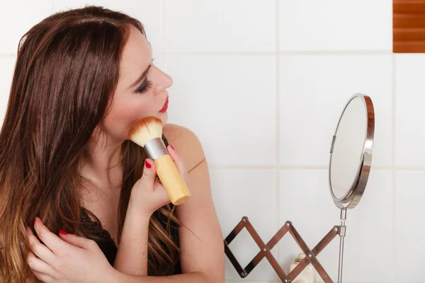 Chica joven haciendo maquillaje — Foto de Stock