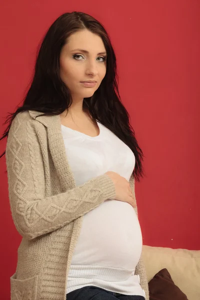 Vrouw die haar buik aanraakt — Stockfoto