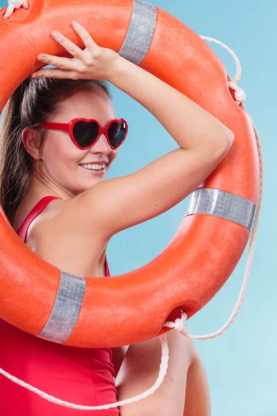 Glückliche Frau mit Ringboje — Stockfoto