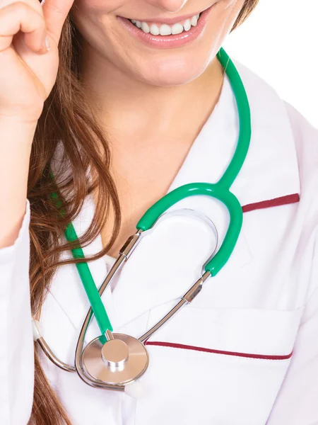 Médecin en blouse de laboratoire avec stéthoscope — Photo