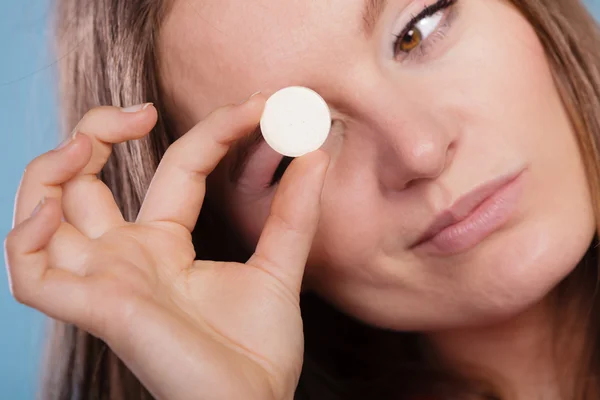 Frau hält Schmerztablette in der Hand. — Stockfoto