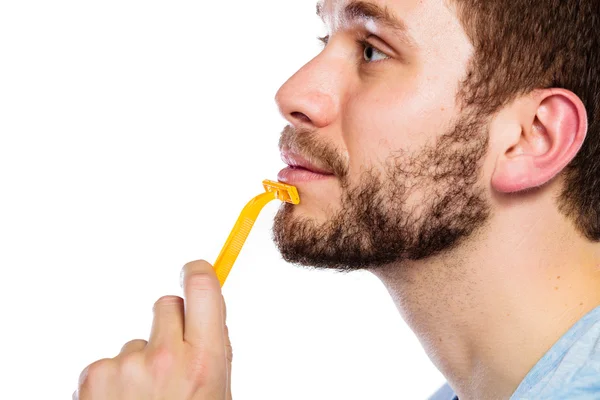 Giovane con la barba tenuta lama rasoio — Foto Stock