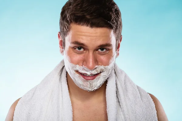 Giovane bell'uomo con schiuma di crema da barba . — Foto Stock