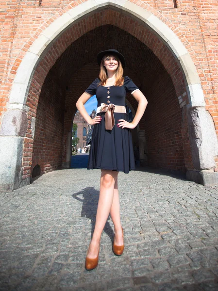 Style rétro femme de mode dans la rue — Photo