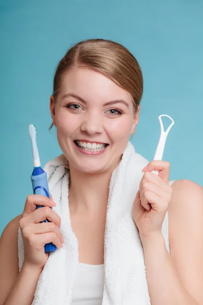 Ragazza con spazzola elettrica — Foto Stock