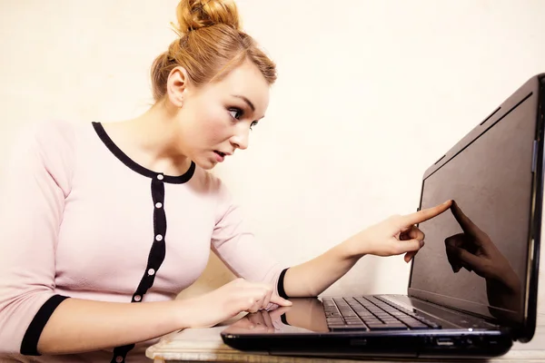 Podnikatelka dotýká obrazovky počítače laptop — Stock fotografie