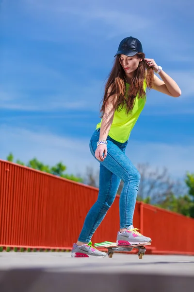 Menina skatista equitação skate — Fotografia de Stock