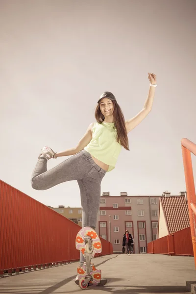 Girl riding skateboard — Stock Photo, Image