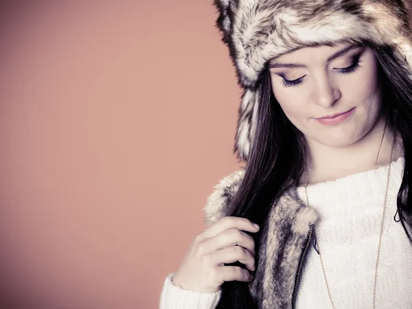 Dívka v srsti zimní klobouk pózuje — Stock fotografie