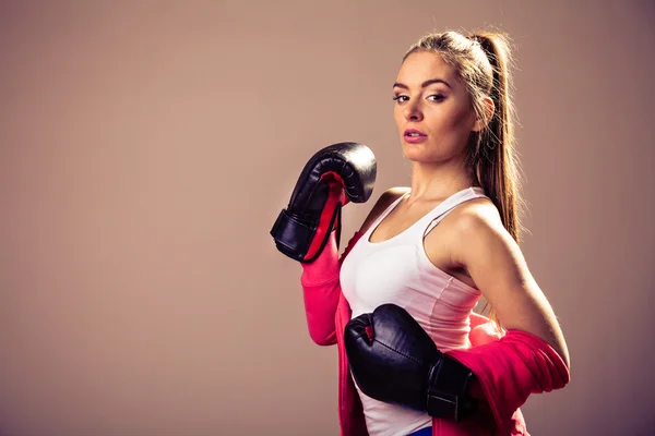 フェミニスト女性トレーニング、ボクシング. — ストック写真