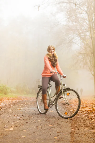 가 공원에서 행복 한 활성 여자 승마 자전거. — 스톡 사진
