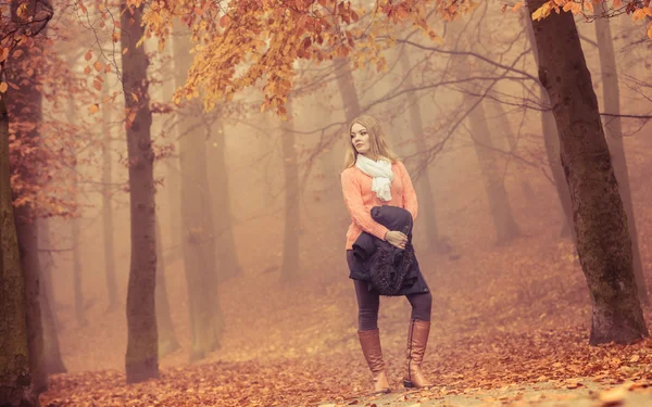 秋の公園でジャケット ファッション金髪女性. — ストック写真