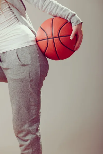 Kız holding basketbol — Stok fotoğraf