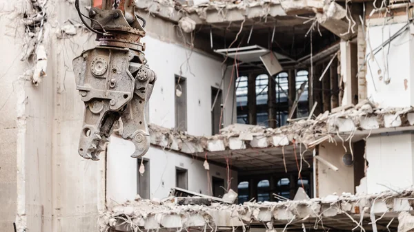 Sloop van gebouwen door machines voor nieuwbouw. — Stockfoto