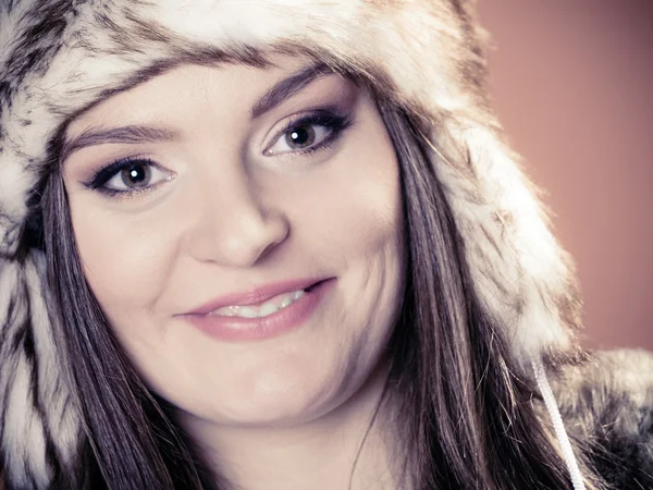 Mujer con gorra de piel — Foto de Stock