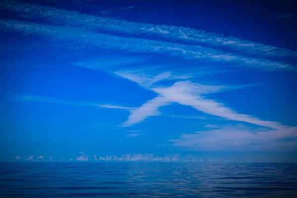 美しい海の夜の海の地平線と空. — ストック写真