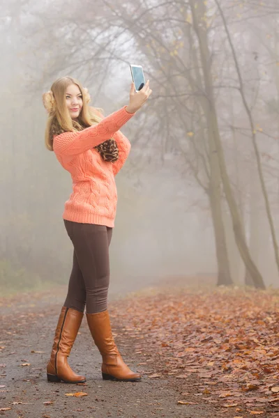 Preciosa mujer de moda en el parque tomando foto selfie . —  Fotos de Stock