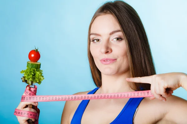 Ragazza sportiva con cibo vegetariano . — Foto Stock