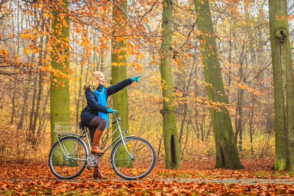 Mulher ativa andar de bicicleta no parque de outono . — Fotografia de Stock