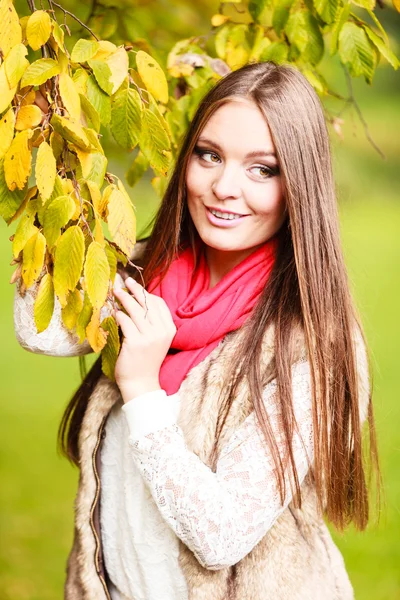 Donna moda ragazza rilassante a piedi nel parco autunnale — Foto Stock