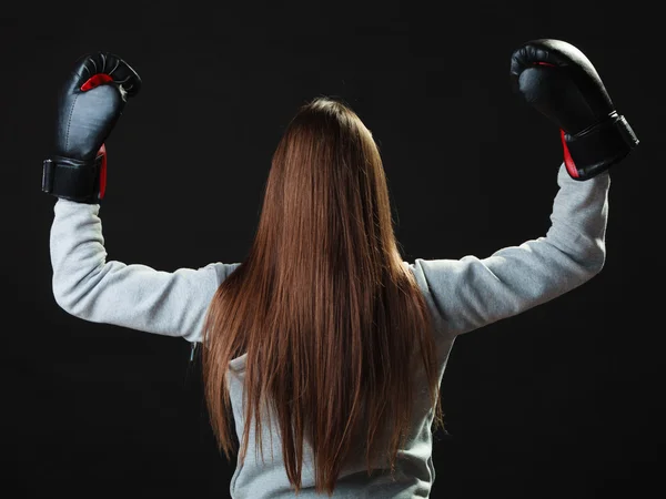 Boxeador deportivo mujer en guantes negros boxeo —  Fotos de Stock