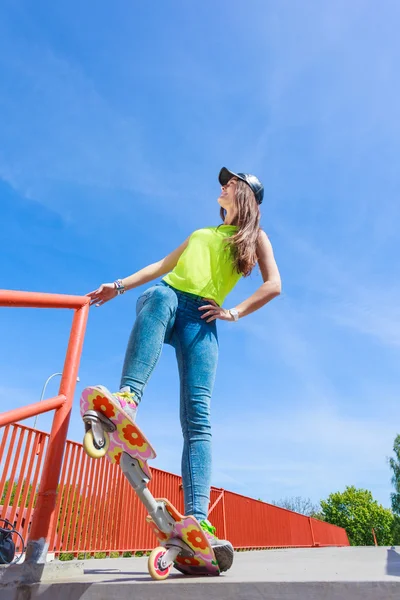 Dospívající dívka bruslař na koni skateboard na ulici. — Stock fotografie