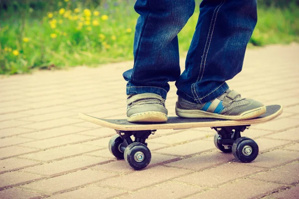 Skateboarder jambes gros plan. Skateboard pour enfants. — Photo