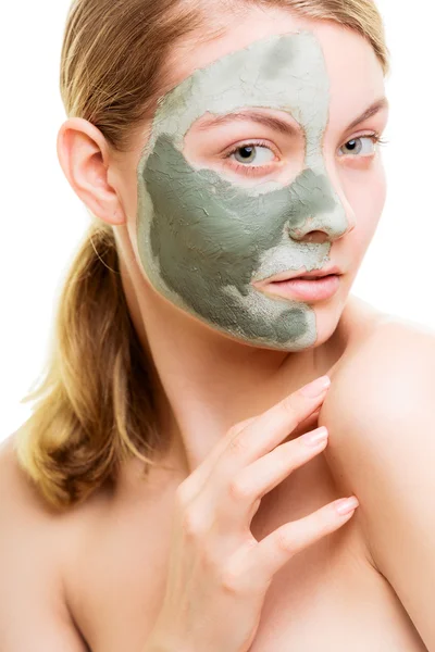 Vrouw in klei modder masker — Stockfoto