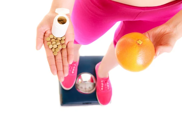 Mulher segurando vitaminas e maçã. Serviços de saúde. — Fotografia de Stock