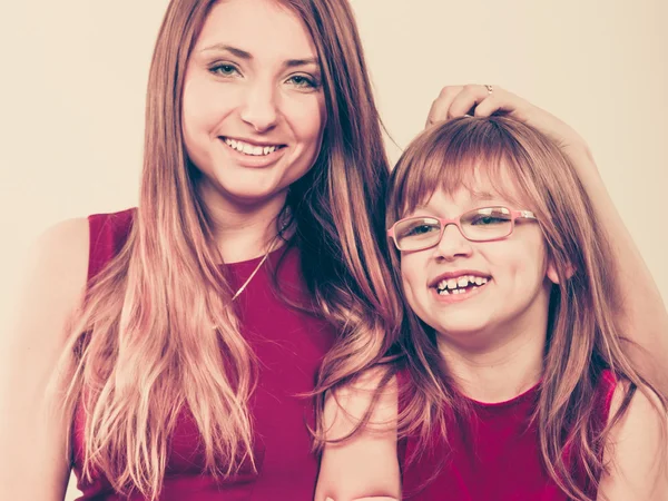 Familia feliz. Mamá y su hija . — Foto de Stock