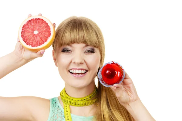 Mujer elegir fruta o pastel hacer elección dietética — Foto de Stock