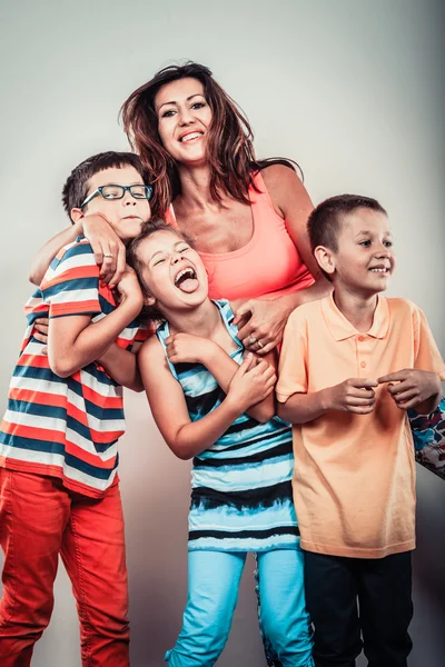 Happy uśmiechnięta rodzina dzieci dziewczynka i chłopcy. — Zdjęcie stockowe