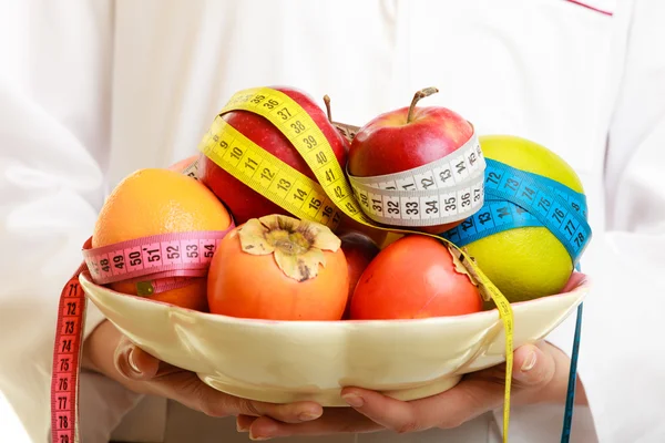 Mujer sosteniendo frutas dietista recomendando comida saludable. — Foto de Stock