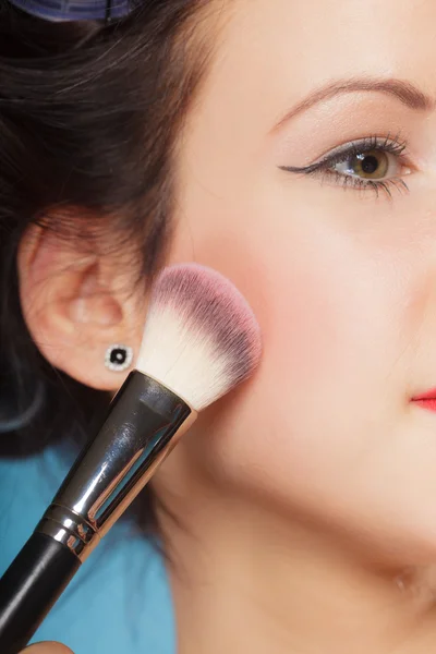 Mujer aplicando rouge rubor maquillaje —  Fotos de Stock