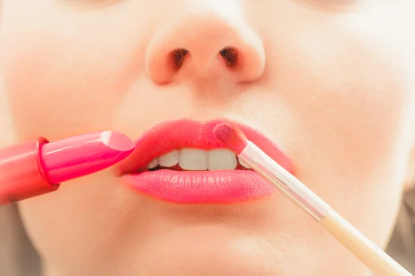 Frau trägt Lippenstift mit Pinsel auf die Lippen auf. Make-up — Stockfoto