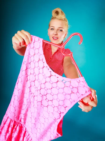 Pinup meisje kopen kleren roze jurk. verkoop detailhandel. — Stockfoto