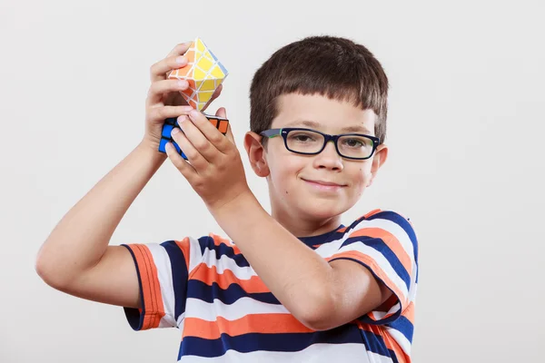 Chytré dítě chlapeček s kouzelnou Rubikova kostka. — Stock fotografie