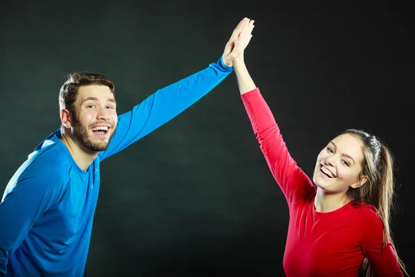Amigos homem e mulher celebrando dando alta cinco — Fotografia de Stock