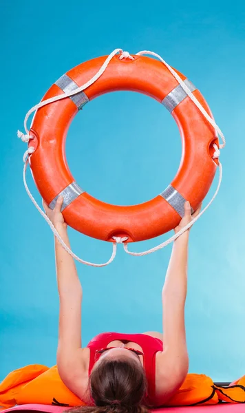 Женщина держит кольцо с спасательным буем — стоковое фото