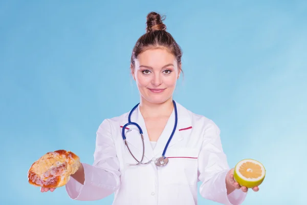 Mujer sosteniendo fruta y pastel — Foto de Stock