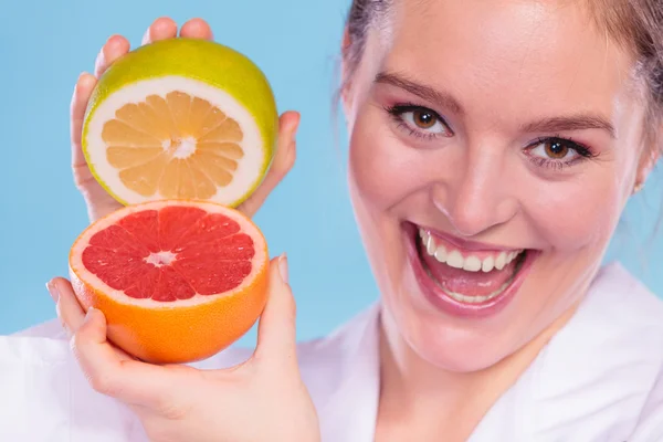 Diëtist bedrijf grapefruits — Stockfoto