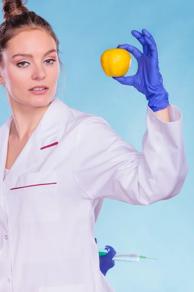 Läkare med apple gömmer sig sprutan. — Stockfoto