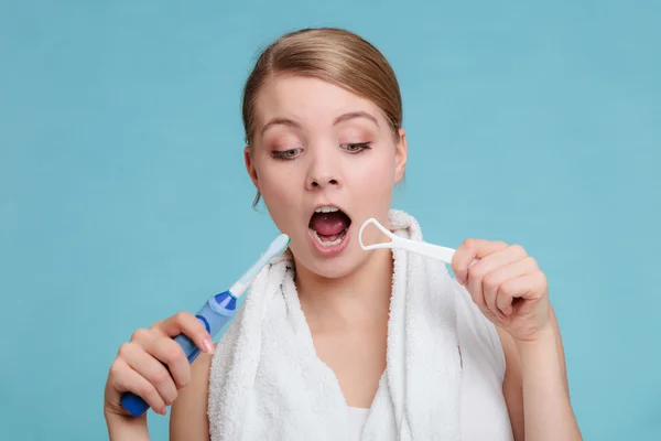 Menina usando escova elétrica — Fotografia de Stock