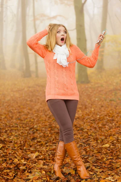 Vrouw vreselijke muziek beluisteren. — Stockfoto