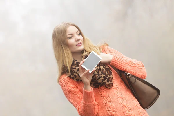 Joyful girl photographing. — Stock Photo, Image