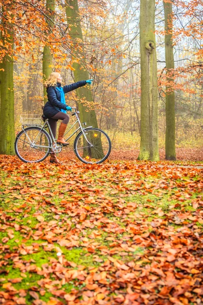 Mulher andar de bicicleta — Fotografia de Stock