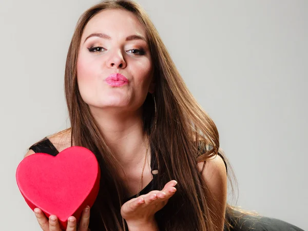 Donna con regalo a forma di cuore rosso — Foto Stock