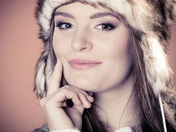 Chica en piel invierno sombrero posando —  Fotos de Stock