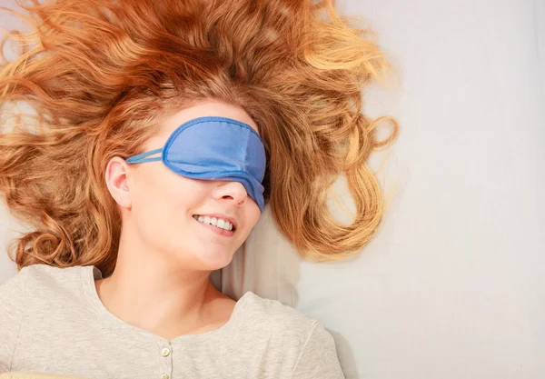 Mujer cansada durmiendo — Foto de Stock