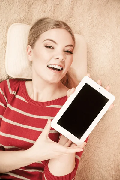 Frau hält Tablet in der Hand. — Stockfoto